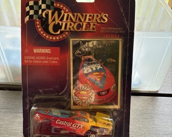 Ford Superman John Force Dragster de Winner's Circle, escala 1:64, color rojo y azul, de la NHRA.