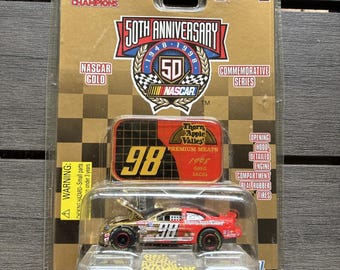Coche de Greg Sacks del 50.º aniversario de NASCAR Racing Champions #98 Thorn Apple Valley