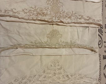 5 fundas de almohada vintage con manchas visibles. Paneles de fundas de almohada de tela.