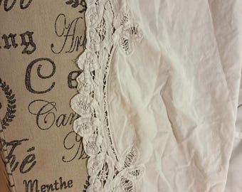 Volante/faldón de cama de algodón blanco con encaje Battenburg de estilo vintage y borde festoneado - Completo