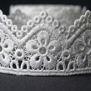 Stickmuster für eine königliche Blumenkrone aus chemischer Spitze, gewellter Tiara-Rand (Digitaler Download)