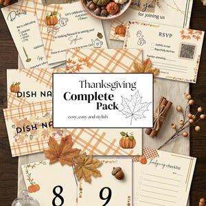 Könnte beinhalten: Ein Thanksgiving-Schreibwarenset mit Einladungen, Antwortkarten, Tischnummern 8 und 9 sowie einer Checkliste. Die Papierwaren zeigen Karomuster, Herbstblätter, Kürbisse und Eicheln in warmen Orange-, Braun- und Cremetönen mit schwarzem Text.