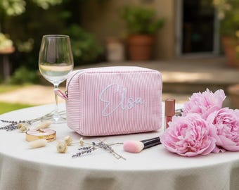 Pochette per il trucco personalizzata in seersucker, astuccio da toilette personalizzato con ricamo, regalo per damigella d'onore, trousse da viaggio per cosmetici, borsa regalo per la squadra.