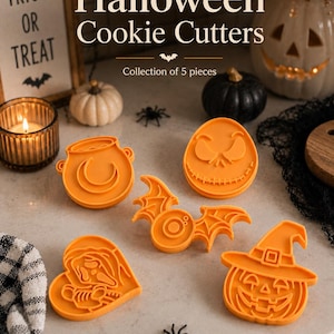 Può includere: Un set di cinque tagliabiscotti in plastica arancione per Halloween, raffiguranti un calderone con una mezzaluna, un teschio, un pipistrello con un occhio centrale, una figura spettrale a forma di cuore e una zucca con un cappello da strega.