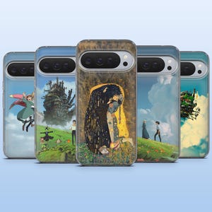 Può includere: Cinque cover per smartphone disposte in fila, ognuna con illustrazioni artistiche distinte. I design includono scene con un grande castello meccanico, una coppia che si abbraccia in stile dorato e personaggi su una collina sotto un cielo azzurro.