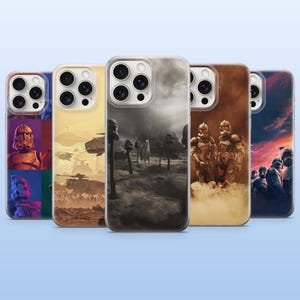 Könnte beinhalten: Fünf Smartphone-Hüllen mit Star Wars Klonkrieger-Motiven. Die Designs zeigen ein Raster aus farbigen Helmen, eine Wüstenschlacht, eine dunkle Landschaft mit Helmen auf Spießen, zwei Soldaten in einer staubigen Umgebung und eine Schlacht bei Sonnenuntergang.