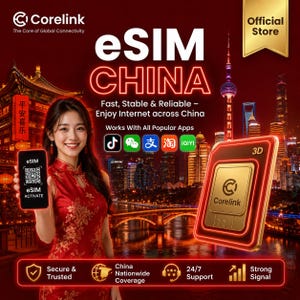 以下が含まれることがあります： Corelink eSIM Chinaのプロモーション画像。赤いドレスを着た女性がQRコード付きの携帯電話、3D SIMカードを持ち、「eSIM CHINA」の文字が書かれています。背景には都市景観と「Fast, Stable & Reliable」の文字が写っています。