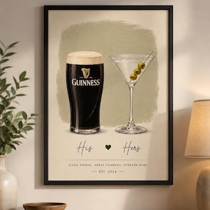 Könnte beinhalten: Ein gerahmter Kunstdruck mit einem dunklen Stout-Bier in einem Glas mit Guinness-Logo und einem Martiniglas mit drei Oliven. Unter den Getränken steht der Text His, ein Herzsymbol, Hers, Good Drinks, Great Company, Forever Ours, Est. 2024.