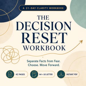 Op de afbeelding: Een 21-daags werkboek voor helderheid getiteld The Decision Reset Workbook met de ondertitel Separate Facts from Fear. Choose. Move Forward. De omslag bevat donkerblauwe tekst, gouden lijntekeningen en cirkelvormen. Bevat 42 pagina's, A4 en US Letter.