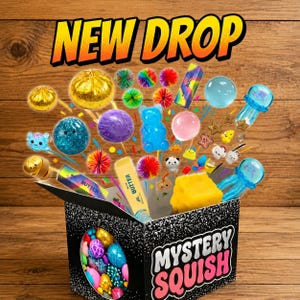 Puede incluir: Una caja negra con purpurina plateada y el texto MYSTERY SQUISH, llena de varios juguetes sensoriales coloridos que incluyen un oso azul, una esponja amarilla, pompones arcoíris y figuras gelatinosas. El texto NEW DROP aparece arriba.