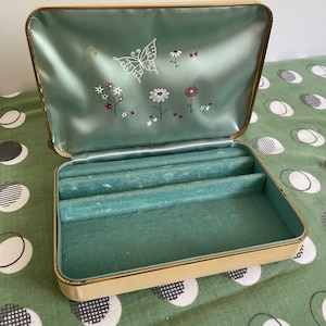 vintage 1960’s Farrington jewelry case with flowers