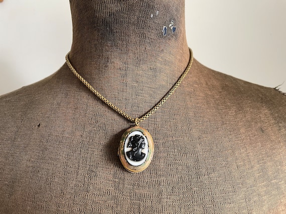 Vintage cameo locket necklace with 1950’s photo - image 1