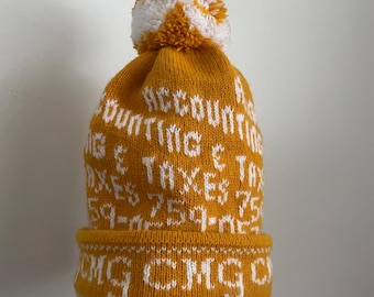 Gorro vintage de punto para invierno con pompón amarillo.