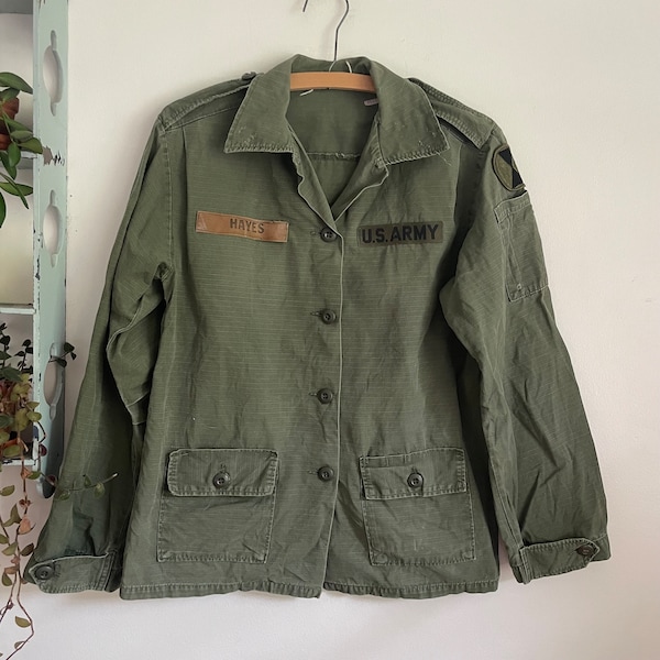 Vintage small / medium Vietnam war era US military army jacket shirt OG 107