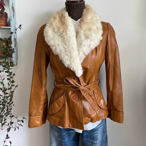Vintage 1970s women’s XS/small leather jacket with fur collar