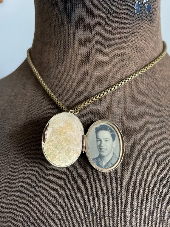 Vintage cameo locket necklace with 1950’s photo - image 2