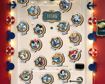Magnete per porta della crociera Disney con nome personalizzato, oblò a tema marinaio, magnete personalizzato con Topolino, Minnie e Stitch, regalo per cabina da principessa, equipaggio 2026
