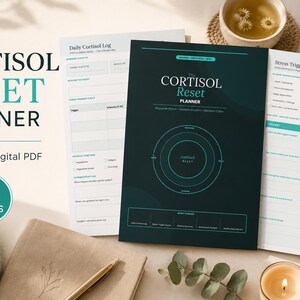 Può includere: Un pianificatore Cortisol Reset in formato PDF stampabile e digitale da 11 pagine. La copertina è verde acqua scuro con testo bianco e un grafico circolare. Le pagine interne includono un registro giornaliero e un'analisi dello stress.