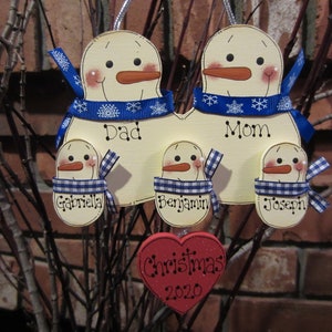 Famille de 5 personnes : décoration de famille personnalisée bonhommes de neige en bois - Notre premier Noël en famille, décoration de famille en bois, décoration personnalisée, peinture