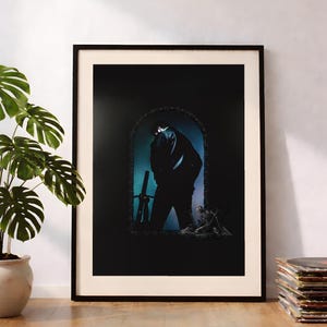 Könnte beinhalten: Ein gerahmter vertikaler Kunstdruck mit einer dunklen, stimmungsvollen Illustration einer Figur, die in einem steinernen Torbogen steht. Die Szene zeigt ein Skelett am Boden, ein Schwert und eine bläuliche Lichtquelle vor schwarzem Hintergrund.