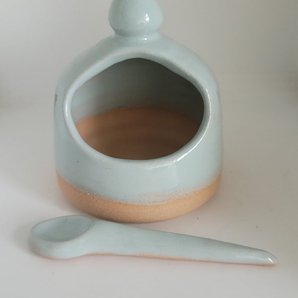 Handgemachte mittelgroße Salztöpfe aus Keramik mit Löffel.