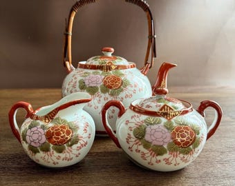 Japansk Kutani teservis, 3 delar | Vintage äggskalsporslin | Handmålad | Geisha-design | Tekanna med bambuhandtag | 1950-1960-tal