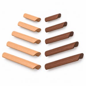 Può includere: Una collezione di dieci maniglie per armadi in legno disposte in due colonne. La colonna di sinistra presenta cinque maniglie in legno chiaro di lunghezza crescente, mentre la colonna di destra mostra cinque maniglie in legno scuro di lunghezza crescente.