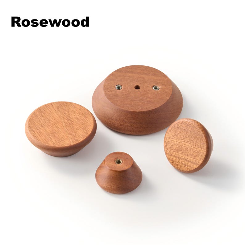 Op de afbeelding: Vier ronde rozenhouten knoppen van verschillende groottes met zichtbare houtnerven. De knoppen hebben gladde, taps toelopende randen en metalen schroefdraadinzetstukken voor montage. De tekst Rosewood staat in de linkerbovenhoek van de afbeelding.