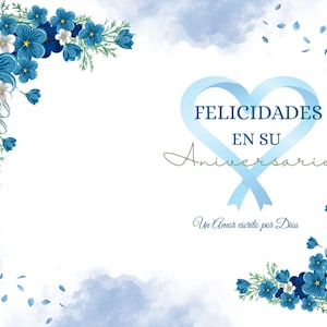 Op de afbeelding: Een witte rechthoekige kaart met blauwe bloemstukken in de linkerbovenhoek en rechterbenedenhoek. Een lichtblauw hartvormig lintontwerp staat in het midden met de tekst FELICIDADES EN SU Aniversario en Un Amor escrito por Dios.