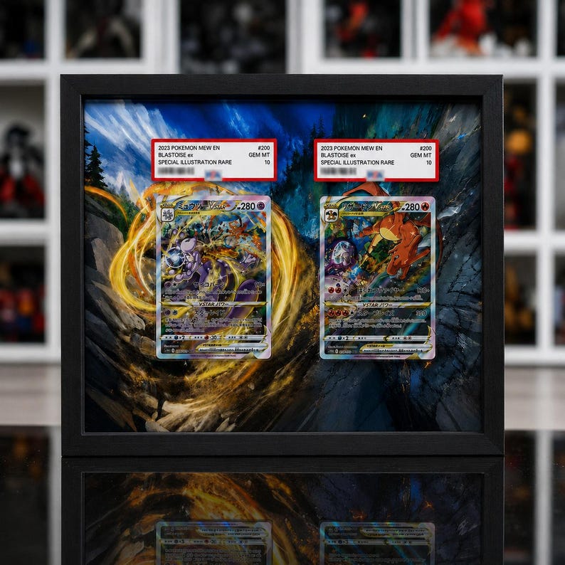 Pu&ograve; includere: Una cornice rettangolare nera contenente due carte collezionabili graduate. Ogni carta &egrave; sormontata da un'etichetta bianca con la scritta 2023 POKEMON MEW EN #200 BLASTOISE ex SPECIAL ILLUSTRATION RARE GEM MT 10. Le carte presentano illustrazioni colorate di Mewtwo e Charizard.