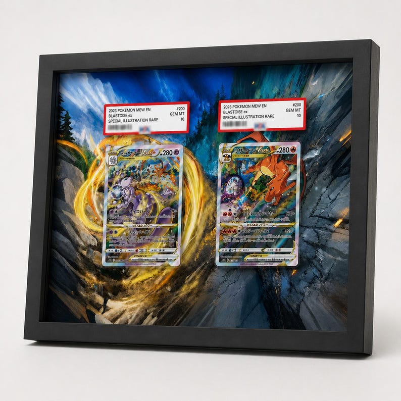 Pu&ograve; includere: Una cornice rettangolare nera a cassetta contenente due carte collezionabili graduate. Ogni carta presenta un'etichetta PSA in alto con la scritta 2023 POKEMON MEW EN BLASTOISE ex SPECIAL ILLUSTRATION RARE GEM MT 10. Le carte mostrano illustrazioni fantasy colorate.