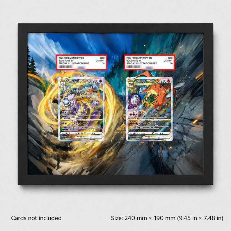 Pu&ograve; includere: Una cornice rettangolare nera contenente due carte collezionabili graduate con testo in giapponese e illustrazioni colorate di creature. Ogni carta presenta un'etichetta rossa e bianca con il testo 2023 POKEMON MEW EN BLASTOISE EX GEM MT 10.