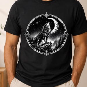 Peut inclure: Un t-shirt noir avec une impression graphique circulaire représentant un loup hurlant à la lune croissante. Le motif comprend un ciel étoilé, une silhouette de forêt et une bordure décorative. Le t-shirt a des manches courtes et un col rond.