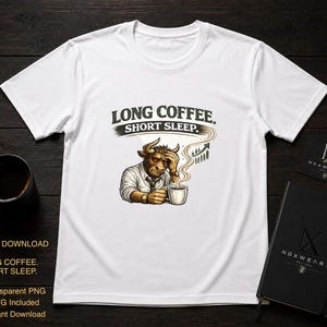 Peut inclure: Un t-shirt blanc avec un motif représentant un taureau en chemise et cravate, tenant une tasse de café avec de la vapeur. Le texte LONG COFFEE. SHORT SLEEP. est inscrit au-dessus, accompagné d'un petit graphique boursier en hausse.