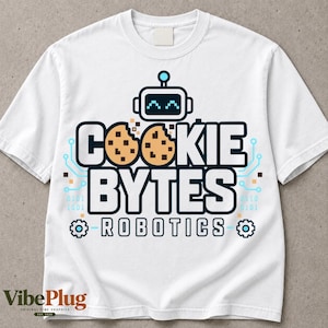 Può includere: Una t-shirt bianca a maniche corte con un design grafico che presenta una piccola icona di un robot, il testo "COOKIE BYTES" con un biscotto con gocce di cioccolato al posto della lettera O e la parola "ROBOTICS" sotto, con linee di circuito azzurre.