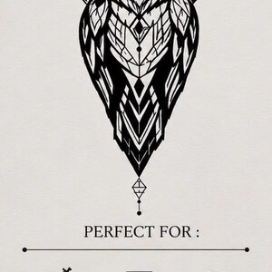 Könnte beinhalten: Schwarz-weiße Eulenillustration mit geometrischen Mustern, einem Halbmond und dem Text "SOFORT-DOWNLOAD". Geeignet für Tattoos, Drucke, Kleidung, Poster und Tassen. Hohe Auflösung, 300 DPI.