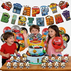 Peut inclure: Un ensemble de décoration d'anniversaire sur le thème Cars comprenant une bannière Happy Birthday avec des illustrations de personnages, un gâteau à deux étages avec une décoration, et des ballons assortis avec des motifs de véhicules.