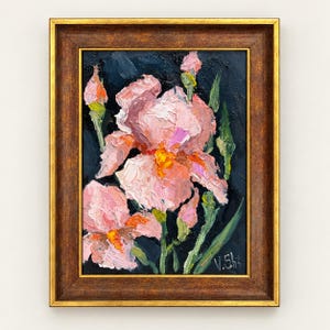 Könnte beinhalten: Ein Ölgemälde von rosa Irisblüten mit dicken Impasto-Pinselstrichen vor einem dunklen Hintergrund, gefasst in einem strukturierten, bronzefarbenen Rahmen. Die Signatur V.Sh ist unten rechts auf der Leinwand im Rahmen zu sehen.