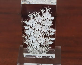 Vintage Reverse Carved Daisy Flowers And Leaves Lucite Acrylic Paperweight Gift