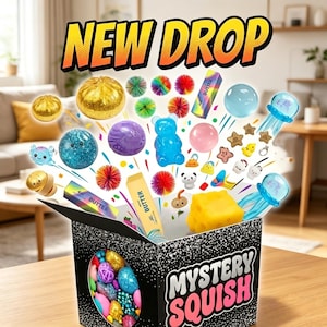 Puede incluir: Una caja negra con detalles de purpurina etiquetada como MYSTERY SQUISH, llena de varios juguetes sensoriales coloridos, incluyendo un oso de goma azul, un bloque de queso amarillo, bolas arcoíris, medusas azules y cajas con la etiqueta BUTTER.