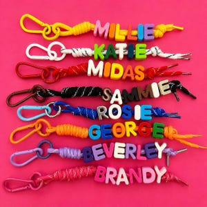 Dijes personalizados con letras de cuerda de colores, dijes para bolsos, dijes con cuentas, dijes personalizados con cuentas arcoíris, dijes para teléfono, llaveros con nombre.