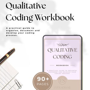 Può includere: Un quaderno di esercizi di codifica qualitativa digitale Ever Serene con un tablet dalla copertina rosa chiaro e beige, una penna nera e un taccuino a righe. Il testo recita Qualitative Coding Workbook, 90+ Pages e PDF Digital Product.