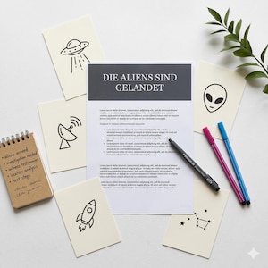 Pu&ograve; includere: Una collezione di articoli di cancelleria a tema alieno. Include un blocco note con appunti manoscritti, biglietti con illustrazioni aliene e un documento con il testo "DIE ALIENS SIND GELANDET". Sono presenti anche penne e un rametto di verde.