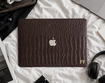 Capa protetora para MacBook em couro marrom escuro com textura de crocodilo, compatível com MacBook Neo 13, MacBook Air 15/13 (A3449) e MacBook Pro 16/15/14/13 polegadas (modelo 2026).