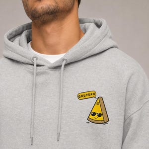 Bestickter Hoodie mit Käse-Design: Gruyeah | Lustiger Gruyère Pullover | Foodie Geschenk | Unisex Streetwear