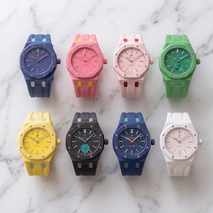 Può includere: Otto orologi da polso disposti su due file, caratterizzati da lunette ottagonali con viti a vista e quadranti testurizzati. Gli orologi sono disponibili in vari colori tra cui blu, rosa, rosa chiaro, verde, giallo, nero, blu scuro e bianco con cinturini abbinati.