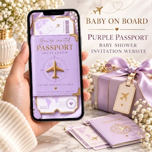 Puede incluir: Una pantalla de smartphone que muestra una invitación digital para baby shower diseñada como un pasaporte morado con un icono de avión dorado, gráficos de mapas mundiales y el texto You're invited PASSPORT INVITATION, BABY ON BOARD, PURPLE PASSPORT.