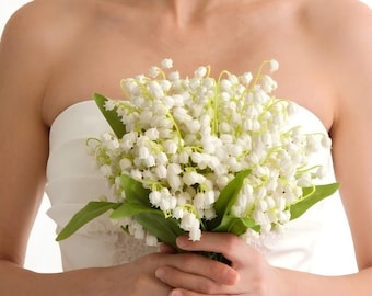 Buquê de noiva com lírios-do-vale, arranjo real para casamento com renda vintage e raminhos artificiais em formato de sino.