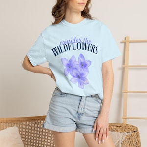Camiseta cristiana - Camiseta "Considera las flores silvestres"