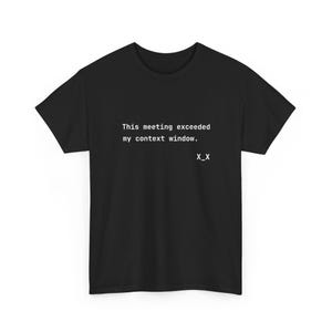 以下が含まれることがあります： 胸元に「This meeting exceeded my context window.」という白いテキストと「X_X」という顔文字がプリントされた黒い半袖Tシャツ。クルーネックで、裾は標準的なストレートカットのデザインです。